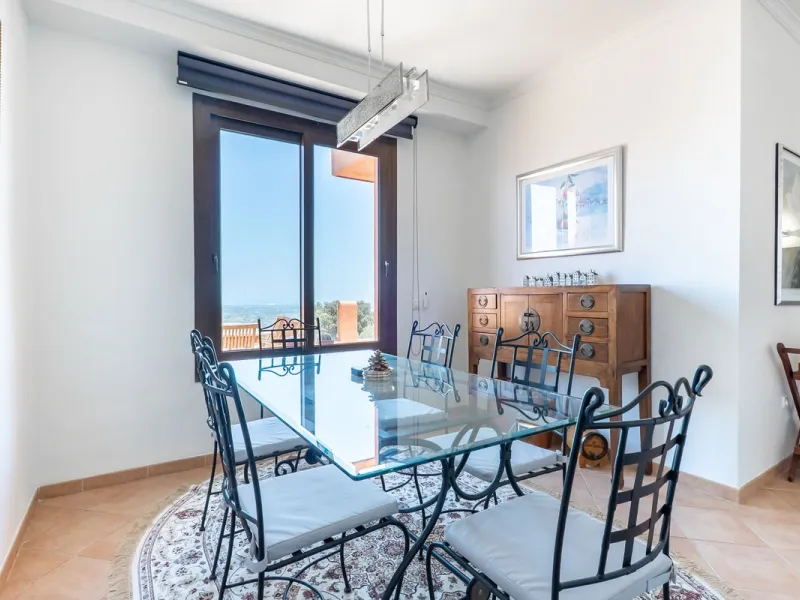 Las Buganvillas — это уютный жилой комплекс в самом сердце урбанизации La Mairena. Окружённый природой и с захватывающими видами, этот апартамент станет отличным выбором для тех, кто ищет тишину и спокойствие