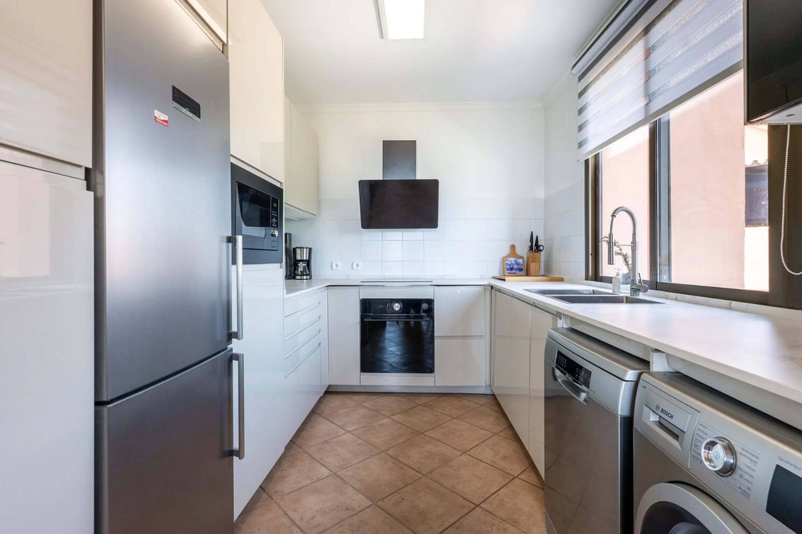 Las Buganvillas — это уютный жилой комплекс в самом сердце урбанизации La Mairena. Окружённый природой и с захватывающими видами, этот апартамент станет отличным выбором для тех, кто ищет тишину и спокойствие