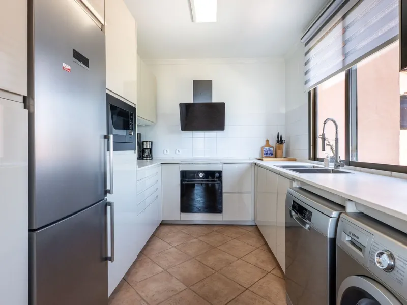 Las Buganvillas — это уютный жилой комплекс в самом сердце урбанизации La Mairena. Окружённый природой и с захватывающими видами, этот апартамент станет отличным выбором для тех, кто ищет тишину и спокойствие
