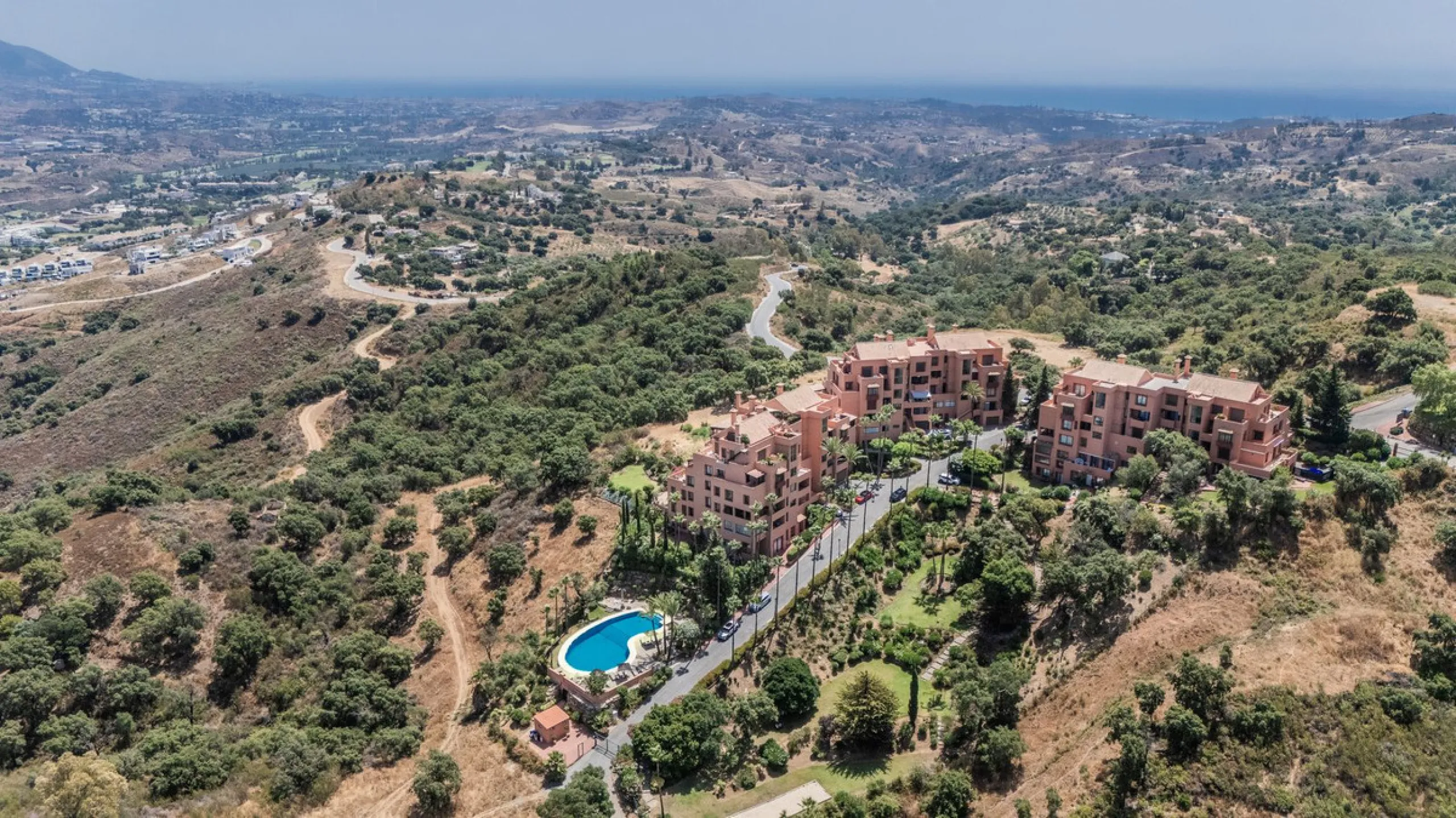 Las Buganvillas — это уютный жилой комплекс в самом сердце урбанизации La Mairena. Окружённый природой и с захватывающими видами, этот апартамент станет отличным выбором для тех, кто ищет тишину и спокойствие