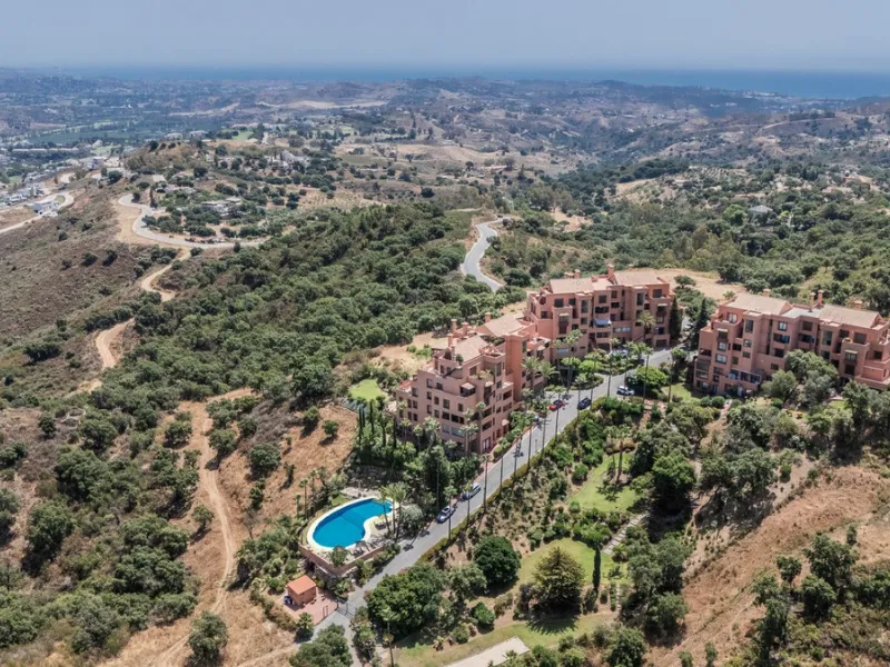 Las Buganvillas — это уютный жилой комплекс в самом сердце урбанизации La Mairena. Окружённый природой и с захватывающими видами, этот апартамент станет отличным выбором для тех, кто ищет тишину и спокойствие