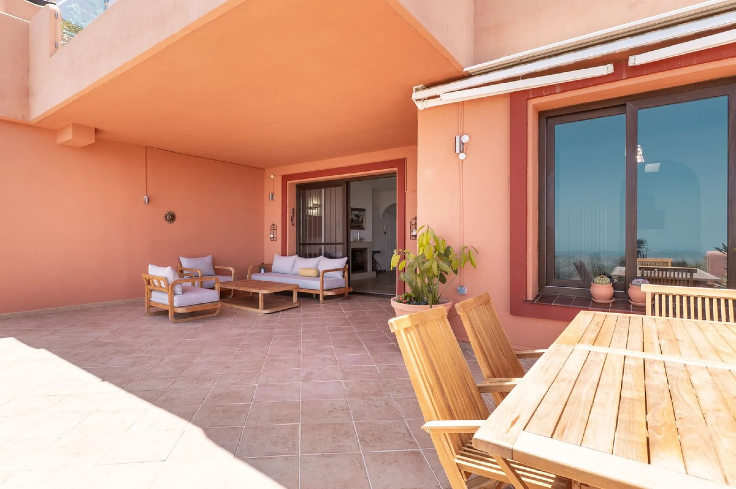 Las Buganvillas — это уютный жилой комплекс в самом сердце урбанизации La Mairena. Окружённый природой и с захватывающими видами, этот апартамент станет отличным выбором для тех, кто ищет тишину и спокойствие