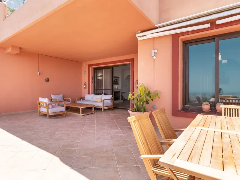 Las Buganvillas — это уютный жилой комплекс в самом сердце урбанизации La Mairena. Окружённый природой и с захватывающими видами, этот апартамент станет отличным выбором для тех, кто ищет тишину и спокойствие