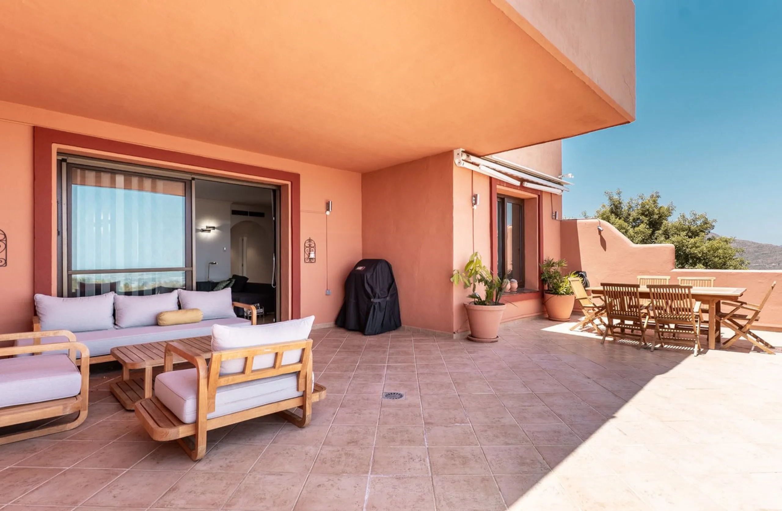 Las Buganvillas — это уютный жилой комплекс в самом сердце урбанизации La Mairena. Окружённый природой и с захватывающими видами, этот апартамент станет отличным выбором для тех, кто ищет тишину и спокойствие