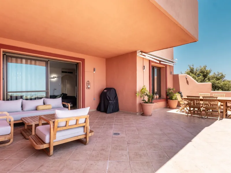 Las Buganvillas — это уютный жилой комплекс в самом сердце урбанизации La Mairena. Окружённый природой и с захватывающими видами, этот апартамент станет отличным выбором для тех, кто ищет тишину и спокойствие