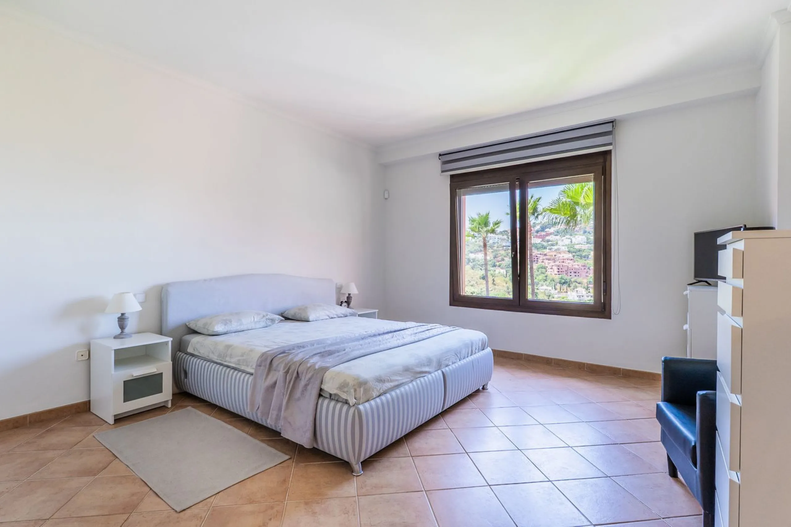 Las Buganvillas — это уютный жилой комплекс в самом сердце урбанизации La Mairena. Окружённый природой и с захватывающими видами, этот апартамент станет отличным выбором для тех, кто ищет тишину и спокойствие
