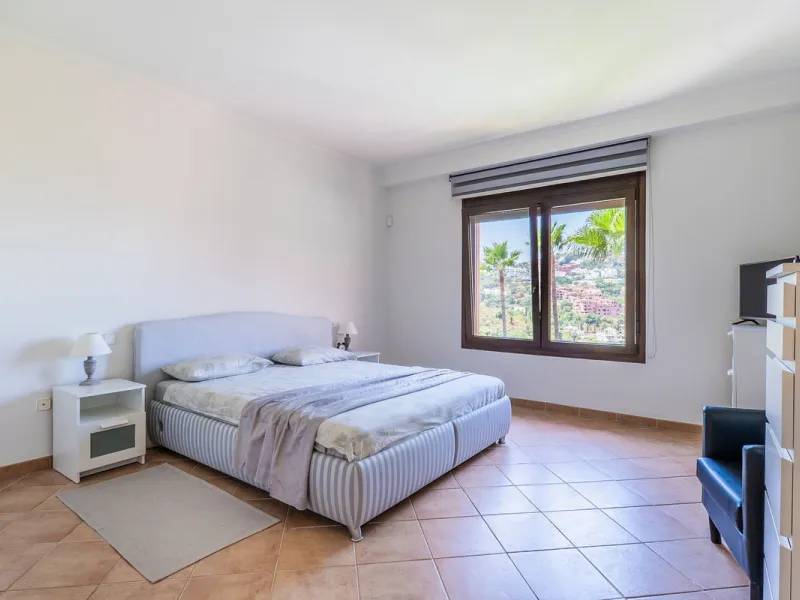 Las Buganvillas — это уютный жилой комплекс в самом сердце урбанизации La Mairena. Окружённый природой и с захватывающими видами, этот апартамент станет отличным выбором для тех, кто ищет тишину и спокойствие