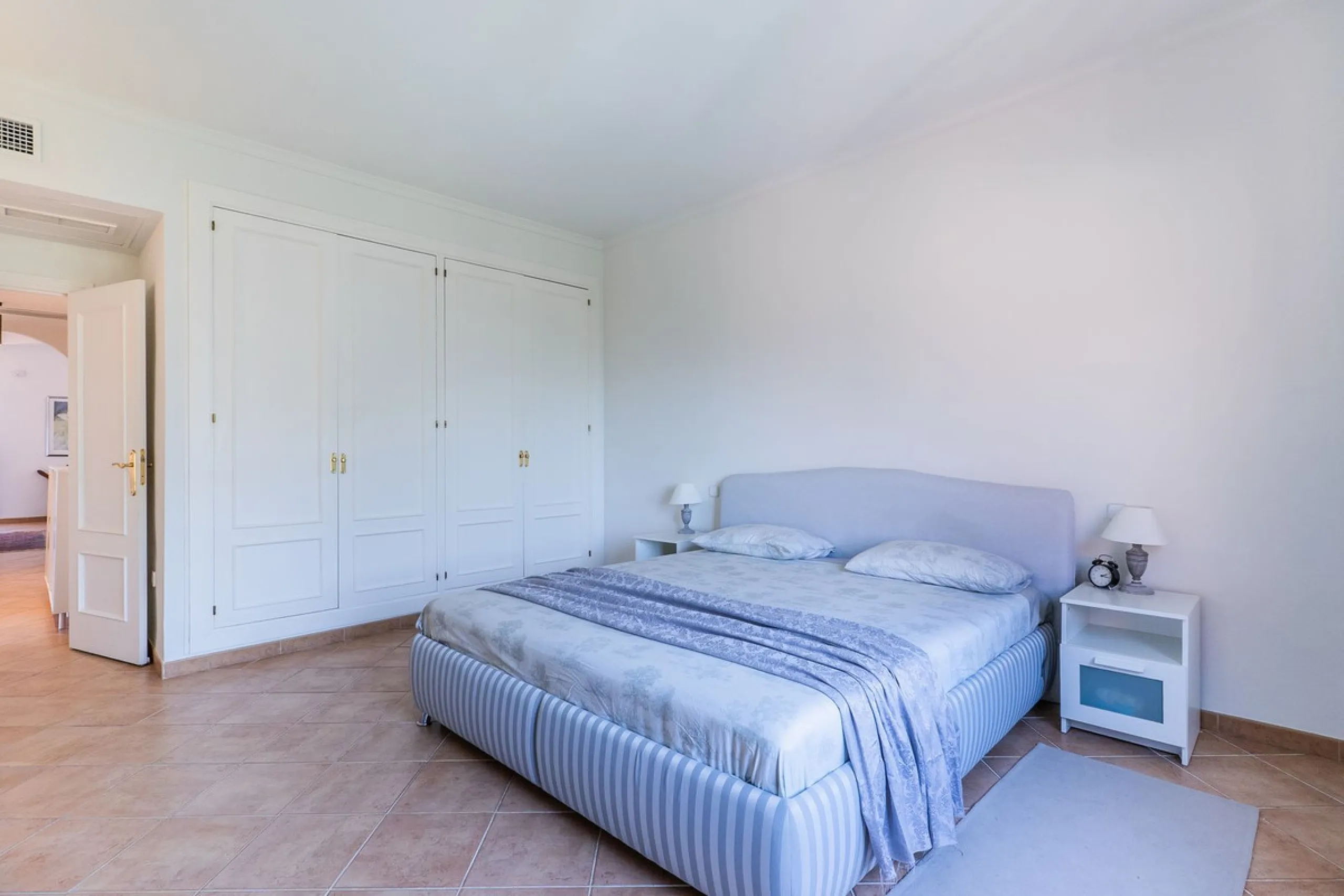 Las Buganvillas — это уютный жилой комплекс в самом сердце урбанизации La Mairena. Окружённый природой и с захватывающими видами, этот апартамент станет отличным выбором для тех, кто ищет тишину и спокойствие
