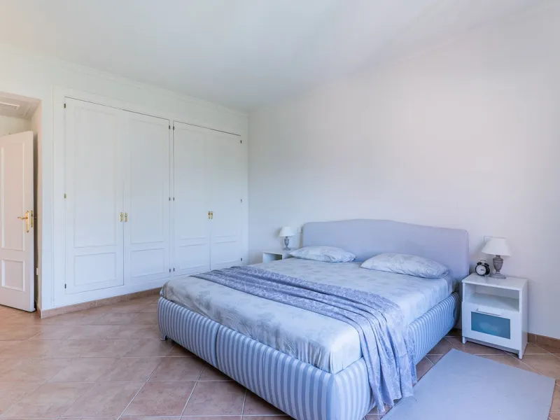 Las Buganvillas — это уютный жилой комплекс в самом сердце урбанизации La Mairena. Окружённый природой и с захватывающими видами, этот апартамент станет отличным выбором для тех, кто ищет тишину и спокойствие