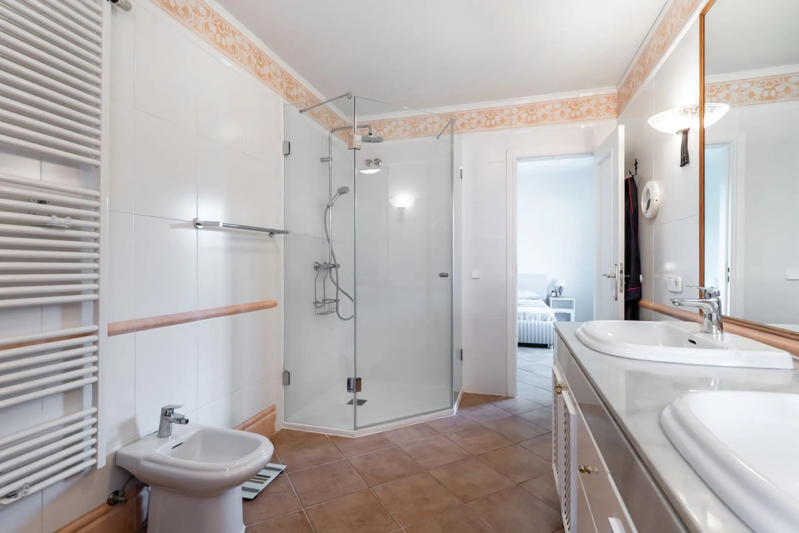 Las Buganvillas — это уютный жилой комплекс в самом сердце урбанизации La Mairena. Окружённый природой и с захватывающими видами, этот апартамент станет отличным выбором для тех, кто ищет тишину и спокойствие