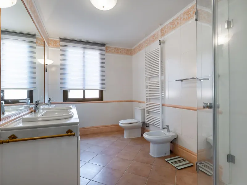 Las Buganvillas — это уютный жилой комплекс в самом сердце урбанизации La Mairena. Окружённый природой и с захватывающими видами, этот апартамент станет отличным выбором для тех, кто ищет тишину и спокойствие