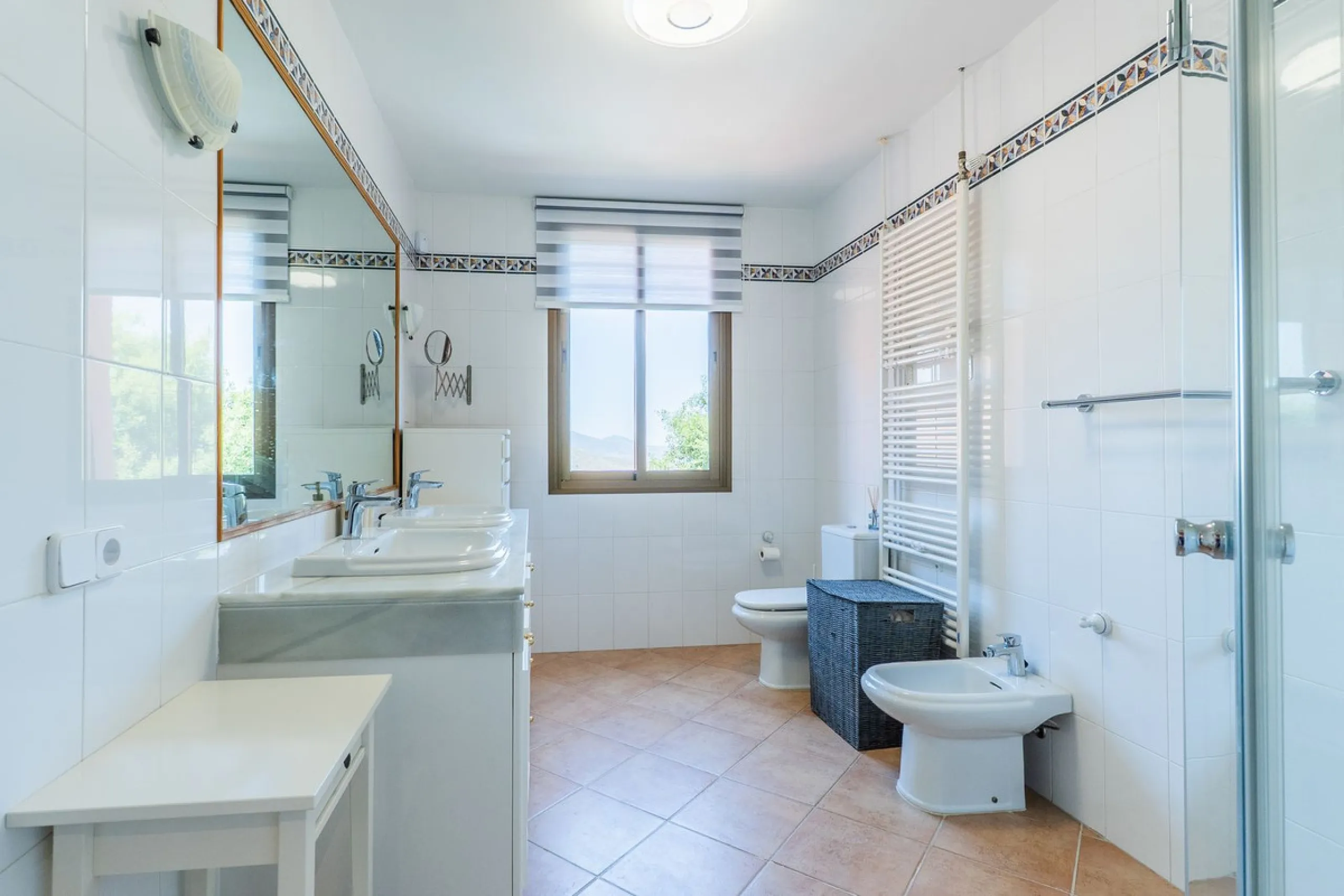 Las Buganvillas — это уютный жилой комплекс в самом сердце урбанизации La Mairena. Окружённый природой и с захватывающими видами, этот апартамент станет отличным выбором для тех, кто ищет тишину и спокойствие