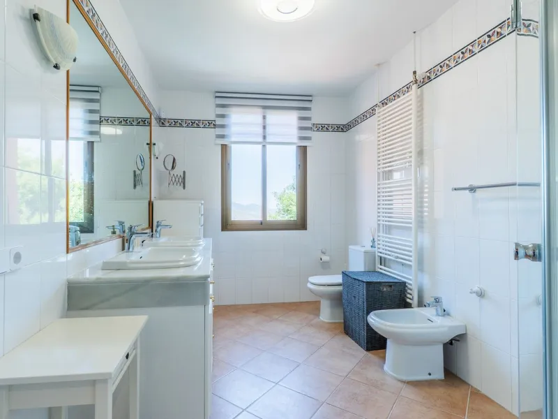 Las Buganvillas — это уютный жилой комплекс в самом сердце урбанизации La Mairena. Окружённый природой и с захватывающими видами, этот апартамент станет отличным выбором для тех, кто ищет тишину и спокойствие