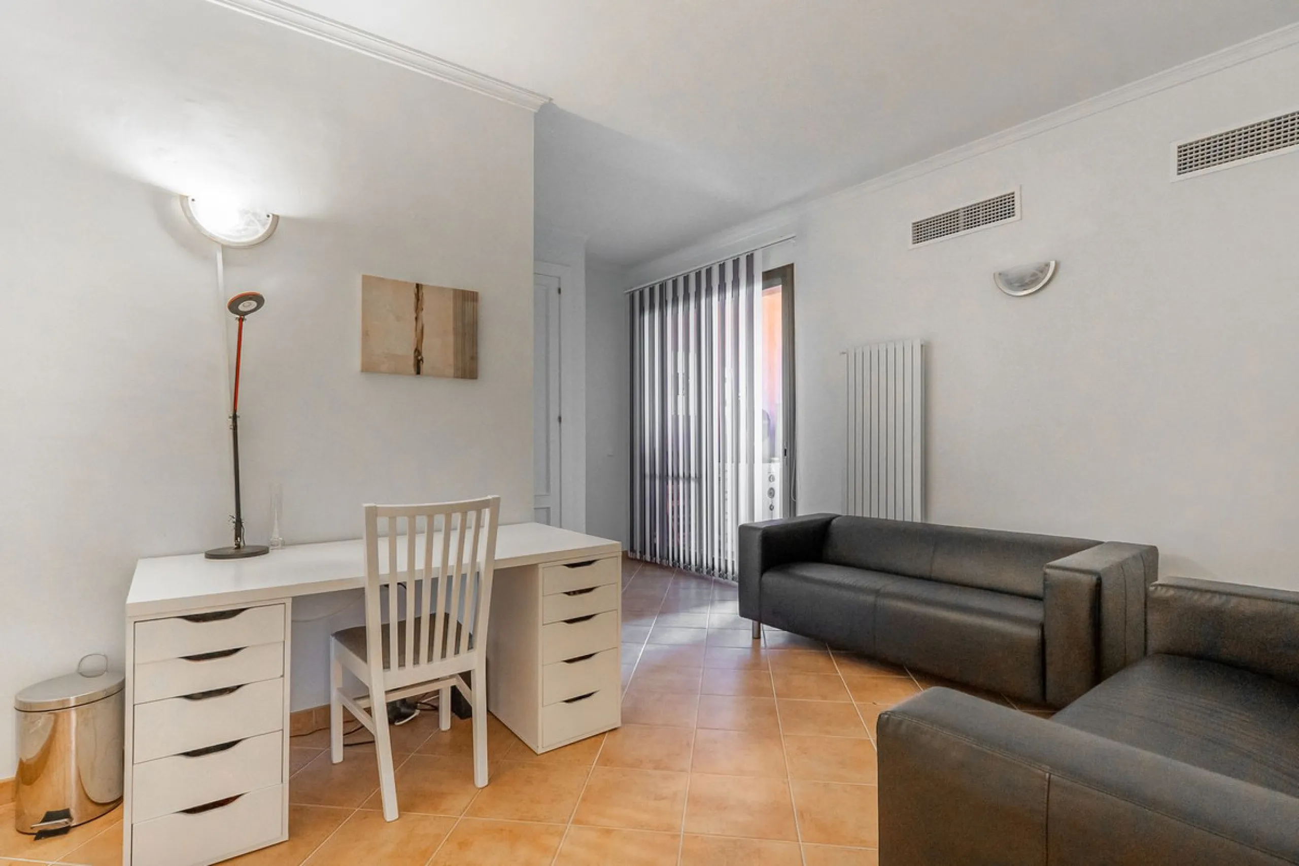 Las Buganvillas — это уютный жилой комплекс в самом сердце урбанизации La Mairena. Окружённый природой и с захватывающими видами, этот апартамент станет отличным выбором для тех, кто ищет тишину и спокойствие