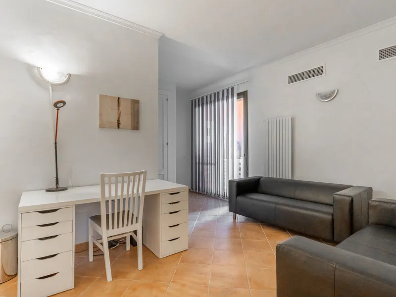 Las Buganvillas — это уютный жилой комплекс в самом сердце урбанизации La Mairena. Окружённый природой и с захватывающими видами, этот апартамент станет отличным выбором для тех, кто ищет тишину и спокойствие