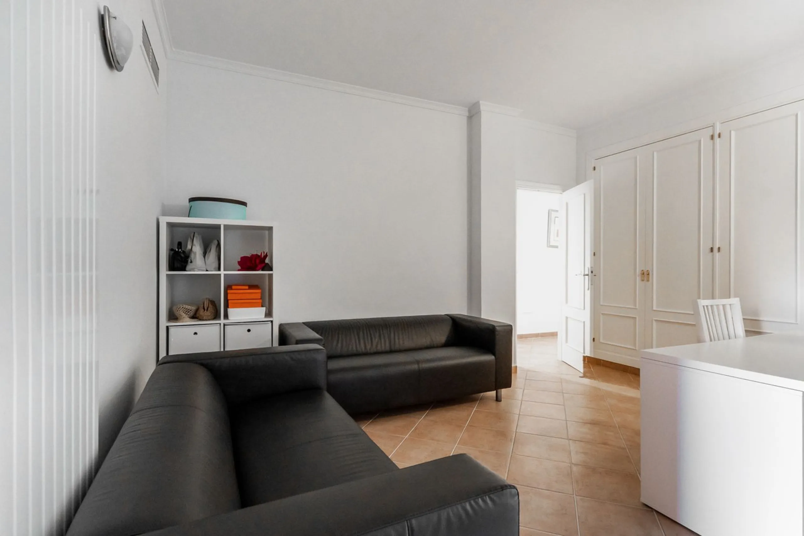 Las Buganvillas — это уютный жилой комплекс в самом сердце урбанизации La Mairena. Окружённый природой и с захватывающими видами, этот апартамент станет отличным выбором для тех, кто ищет тишину и спокойствие
