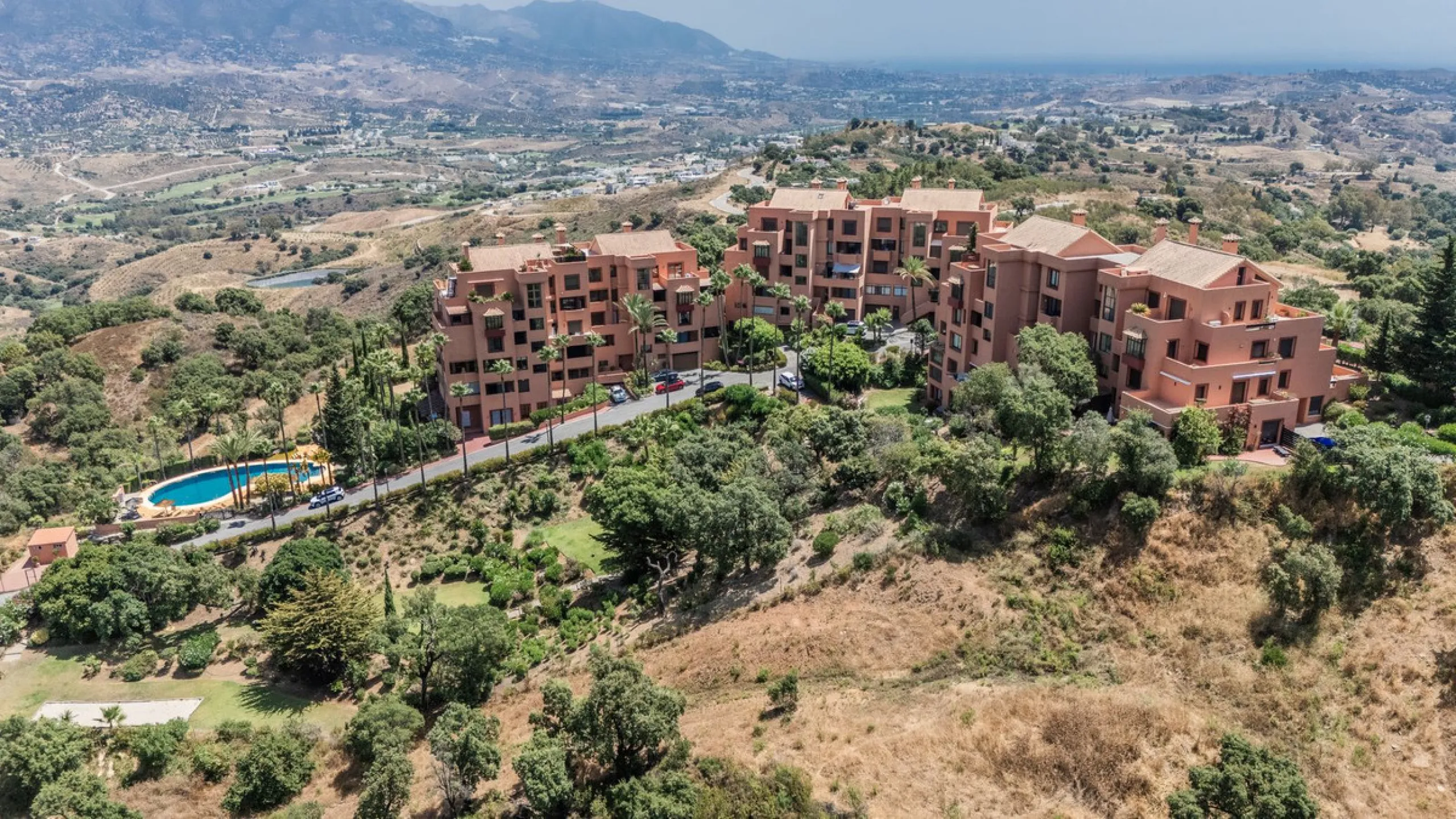 Las Buganvillas — это уютный жилой комплекс в самом сердце урбанизации La Mairena. Окружённый природой и с захватывающими видами, этот апартамент станет отличным выбором для тех, кто ищет тишину и спокойствие