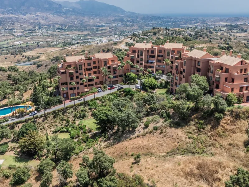 Las Buganvillas — это уютный жилой комплекс в самом сердце урбанизации La Mairena. Окружённый природой и с захватывающими видами, этот апартамент станет отличным выбором для тех, кто ищет тишину и спокойствие