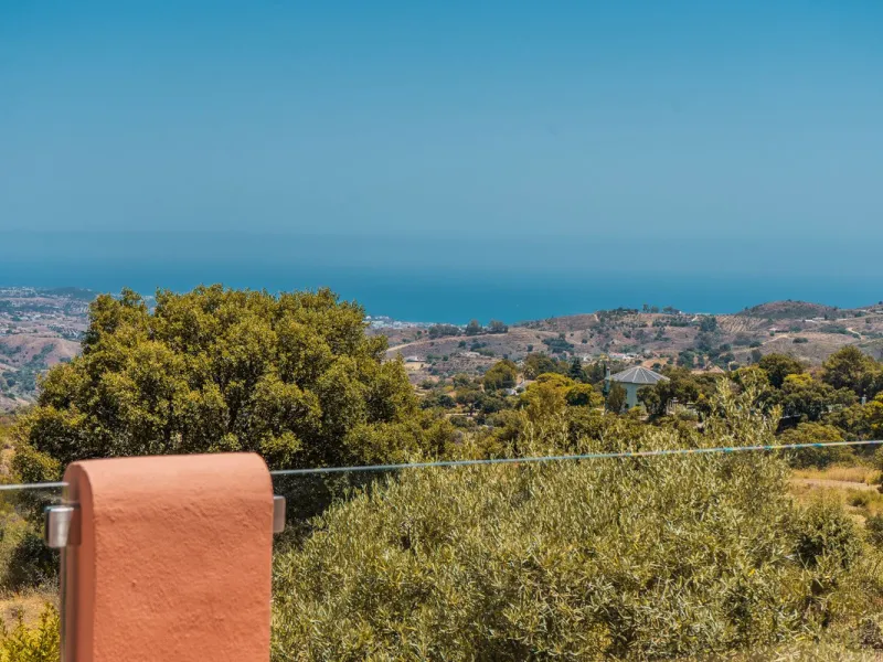 Las Buganvillas — это уютный жилой комплекс в самом сердце урбанизации La Mairena. Окружённый природой и с захватывающими видами, этот апартамент станет отличным выбором для тех, кто ищет тишину и спокойствие