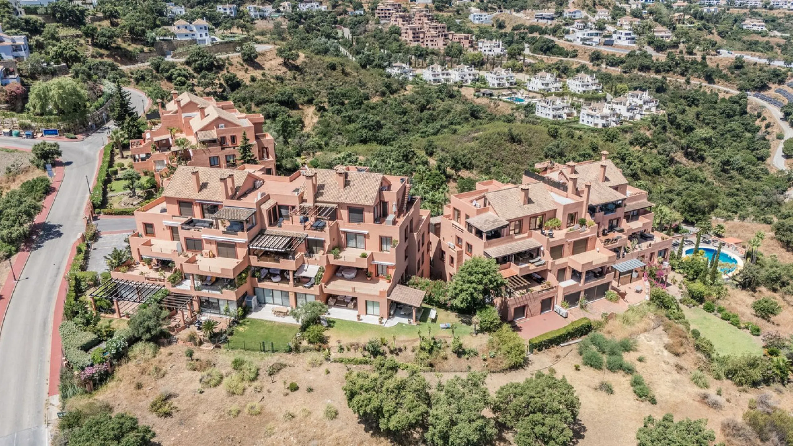 Las Buganvillas — это уютный жилой комплекс в самом сердце урбанизации La Mairena. Окружённый природой и с захватывающими видами, этот апартамент станет отличным выбором для тех, кто ищет тишину и спокойствие