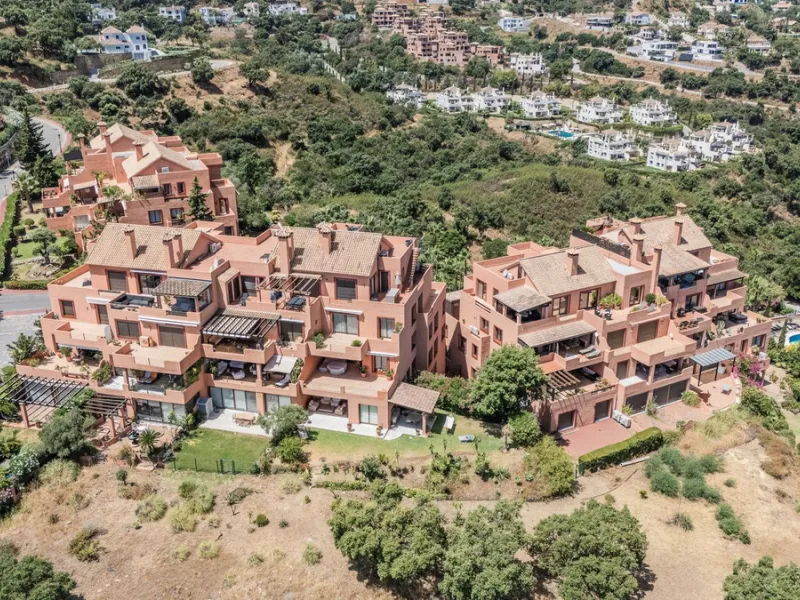 Las Buganvillas — это уютный жилой комплекс в самом сердце урбанизации La Mairena. Окружённый природой и с захватывающими видами, этот апартамент станет отличным выбором для тех, кто ищет тишину и спокойствие