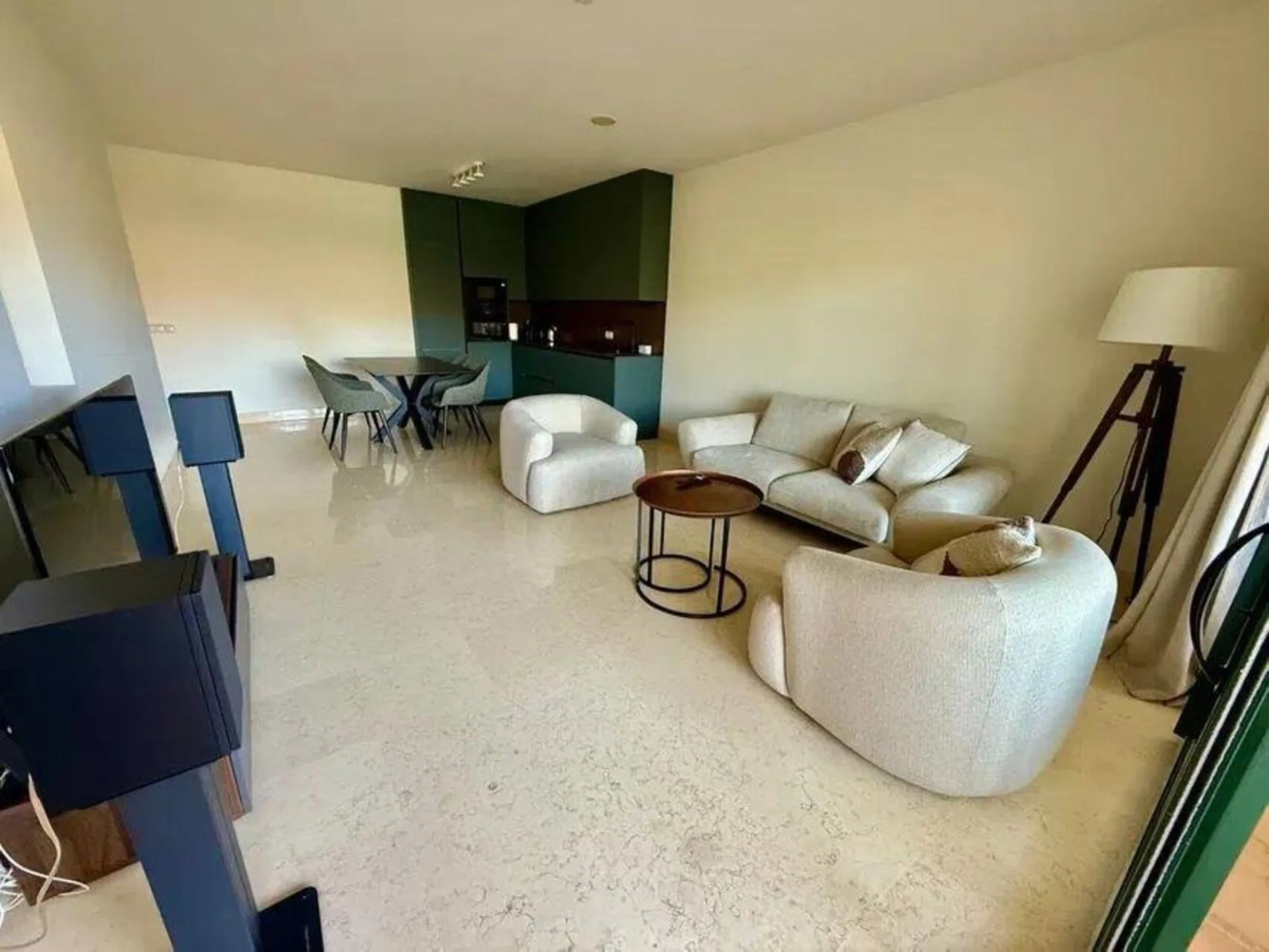 Discover this sophisticated 3-bedroom, 2-bathroom apartment, located in an exclusive development with 24-hour security. The property has been carefully refurbished, highlighting a contemporary design kitchen fully integrated in a large open concept living