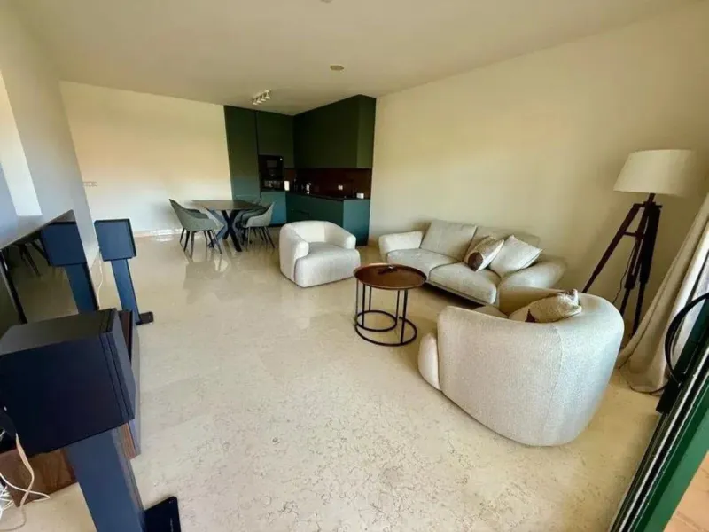 Discover this sophisticated 3-bedroom, 2-bathroom apartment, located in an exclusive development with 24-hour security. The property has been carefully refurbished, highlighting a contemporary design kitchen fully integrated in a large open concept living