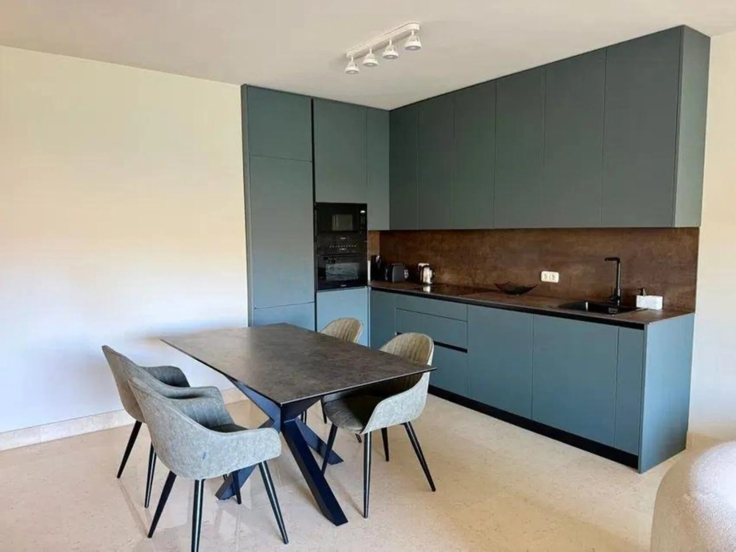 Discover this sophisticated 3-bedroom, 2-bathroom apartment, located in an exclusive development with 24-hour security. The property has been carefully refurbished, highlighting a contemporary design kitchen fully integrated in a large open concept living