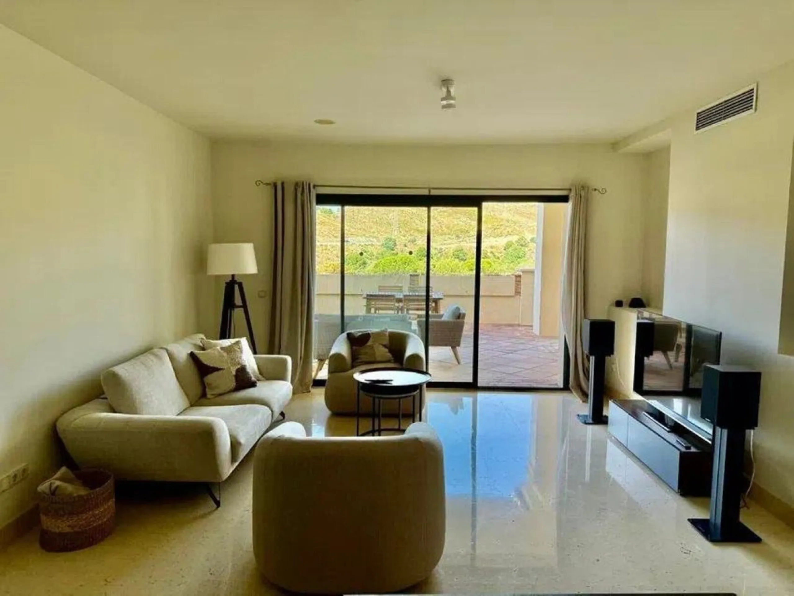Discover this sophisticated 3-bedroom, 2-bathroom apartment, located in an exclusive development with 24-hour security. The property has been carefully refurbished, highlighting a contemporary design kitchen fully integrated in a large open concept living