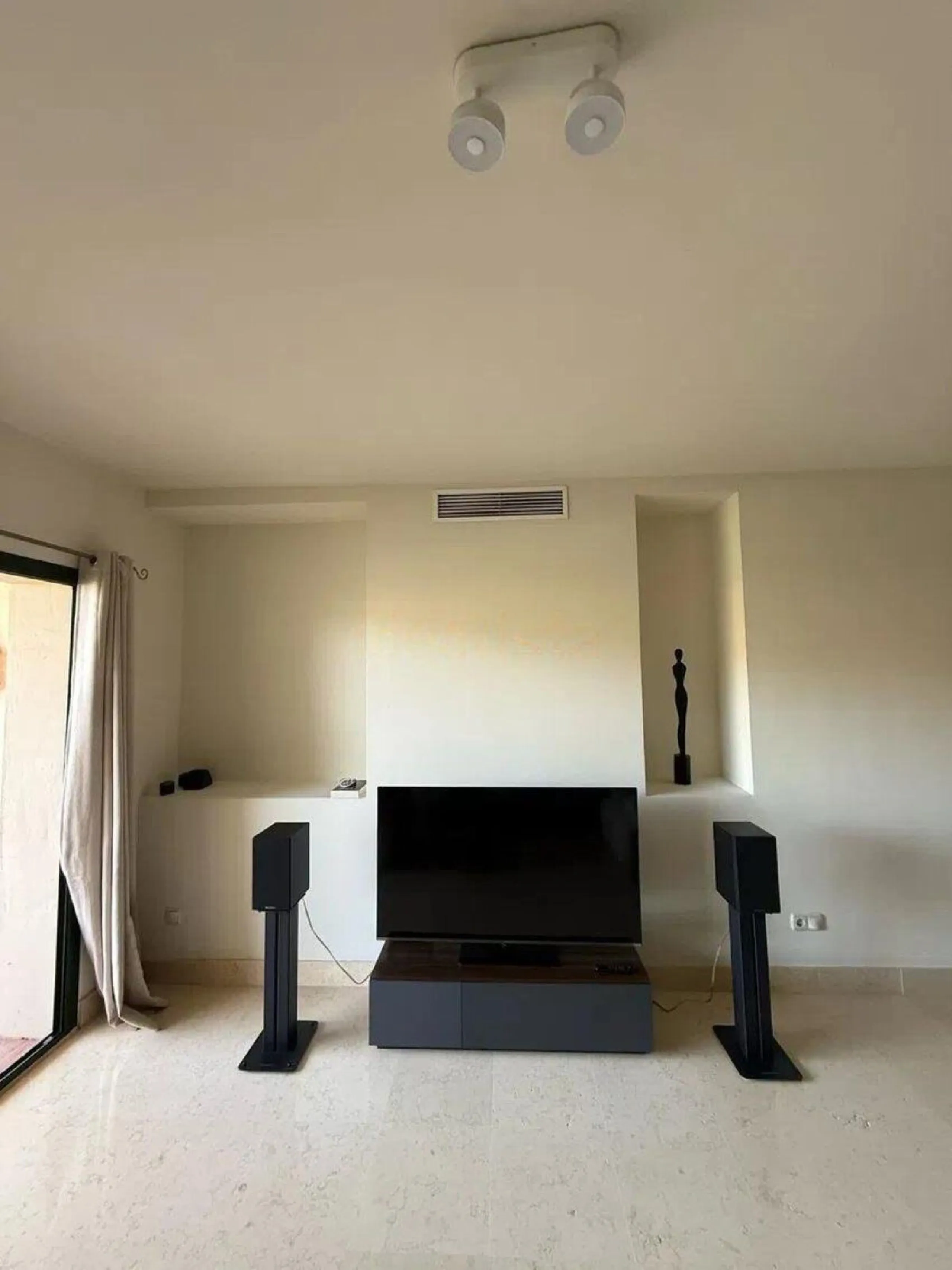 Discover this sophisticated 3-bedroom, 2-bathroom apartment, located in an exclusive development with 24-hour security. The property has been carefully refurbished, highlighting a contemporary design kitchen fully integrated in a large open concept living