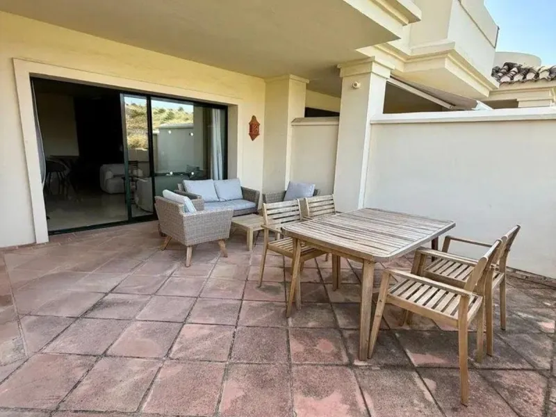 Discover this sophisticated 3-bedroom, 2-bathroom apartment, located in an exclusive development with 24-hour security. The property has been carefully refurbished, highlighting a contemporary design kitchen fully integrated in a large open concept living