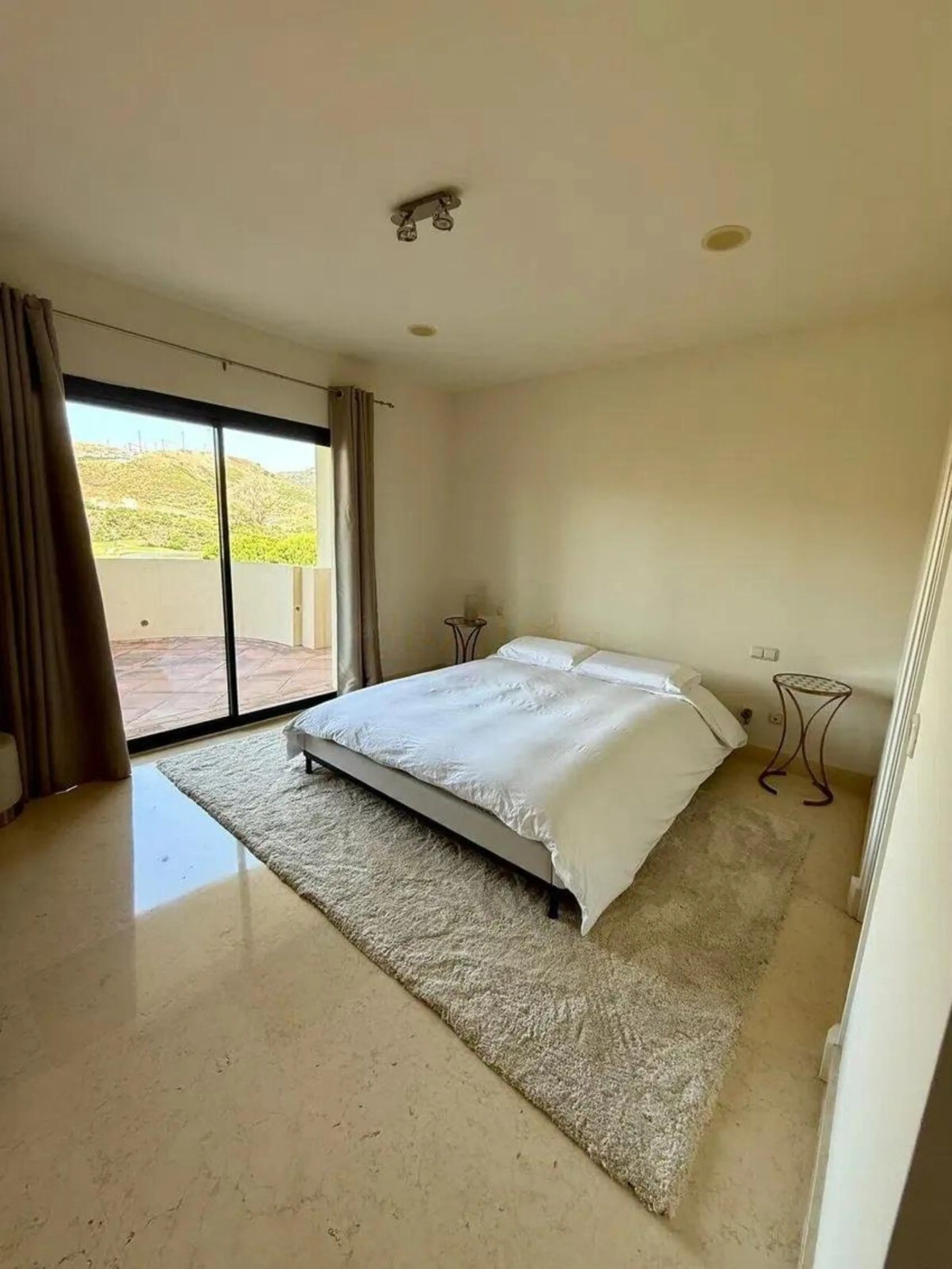 Discover this sophisticated 3-bedroom, 2-bathroom apartment, located in an exclusive development with 24-hour security. The property has been carefully refurbished, highlighting a contemporary design kitchen fully integrated in a large open concept living