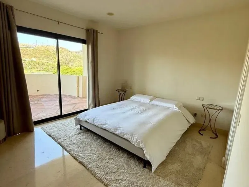 Discover this sophisticated 3-bedroom, 2-bathroom apartment, located in an exclusive development with 24-hour security. The property has been carefully refurbished, highlighting a contemporary design kitchen fully integrated in a large open concept living