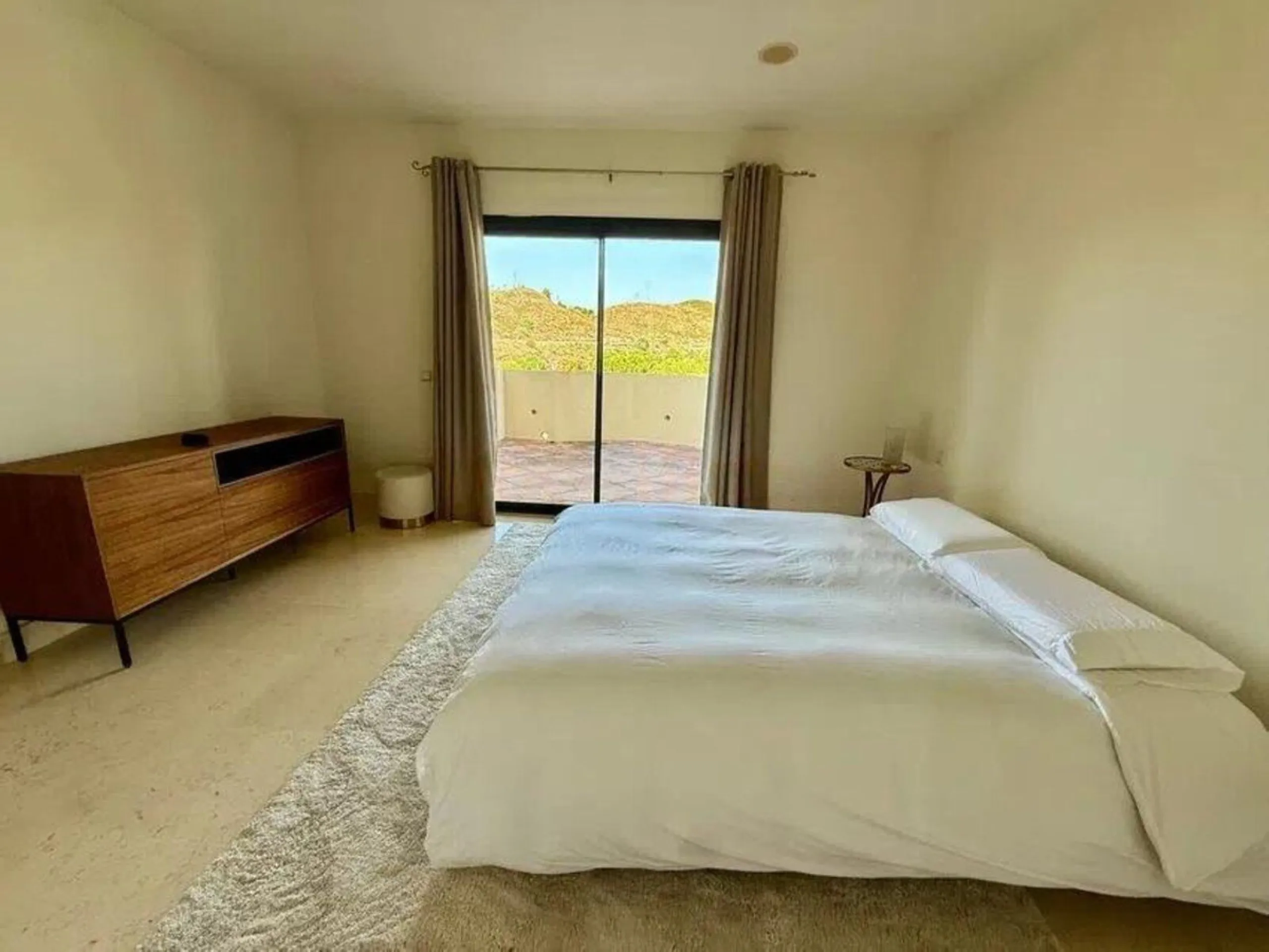 Discover this sophisticated 3-bedroom, 2-bathroom apartment, located in an exclusive development with 24-hour security. The property has been carefully refurbished, highlighting a contemporary design kitchen fully integrated in a large open concept living