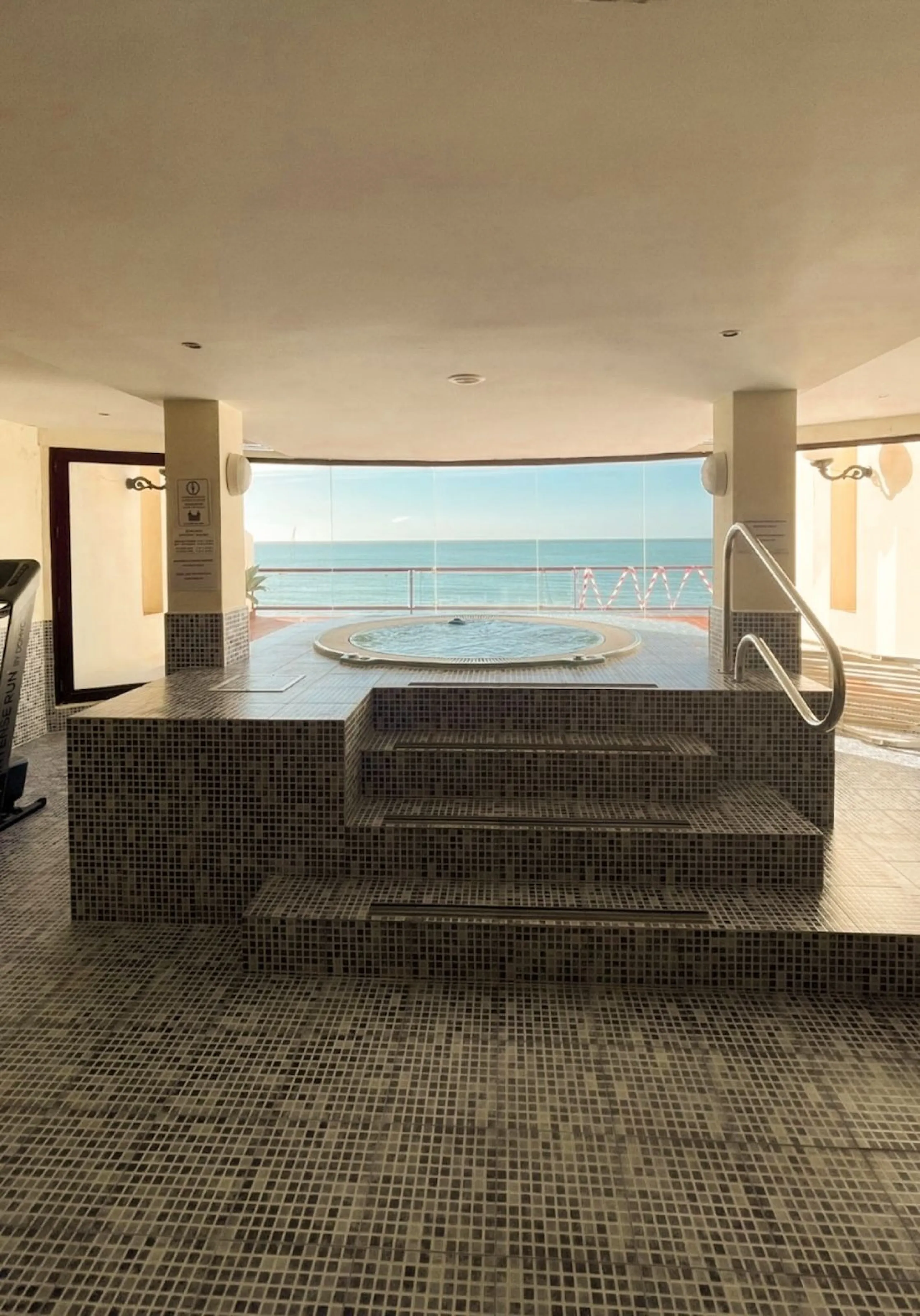 Beeindruckende Strand-Wohnung mit 3 Schlafzimmern in erstklassiger Lage Torrequebrada, mit weitreichendem und ungehindertem Blick auf das Mittelmeer