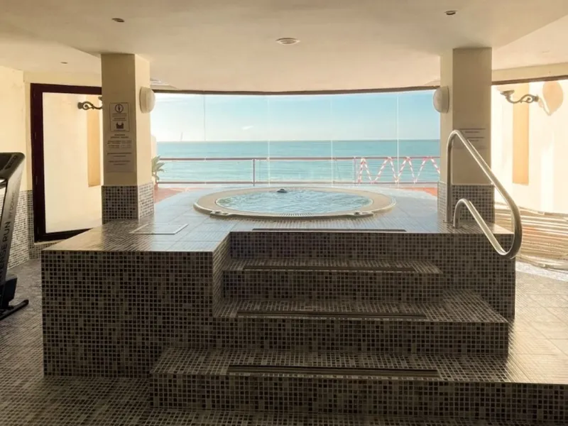 Beeindruckende Strand-Wohnung mit 3 Schlafzimmern in erstklassiger Lage Torrequebrada, mit weitreichendem und ungehindertem Blick auf das Mittelmeer