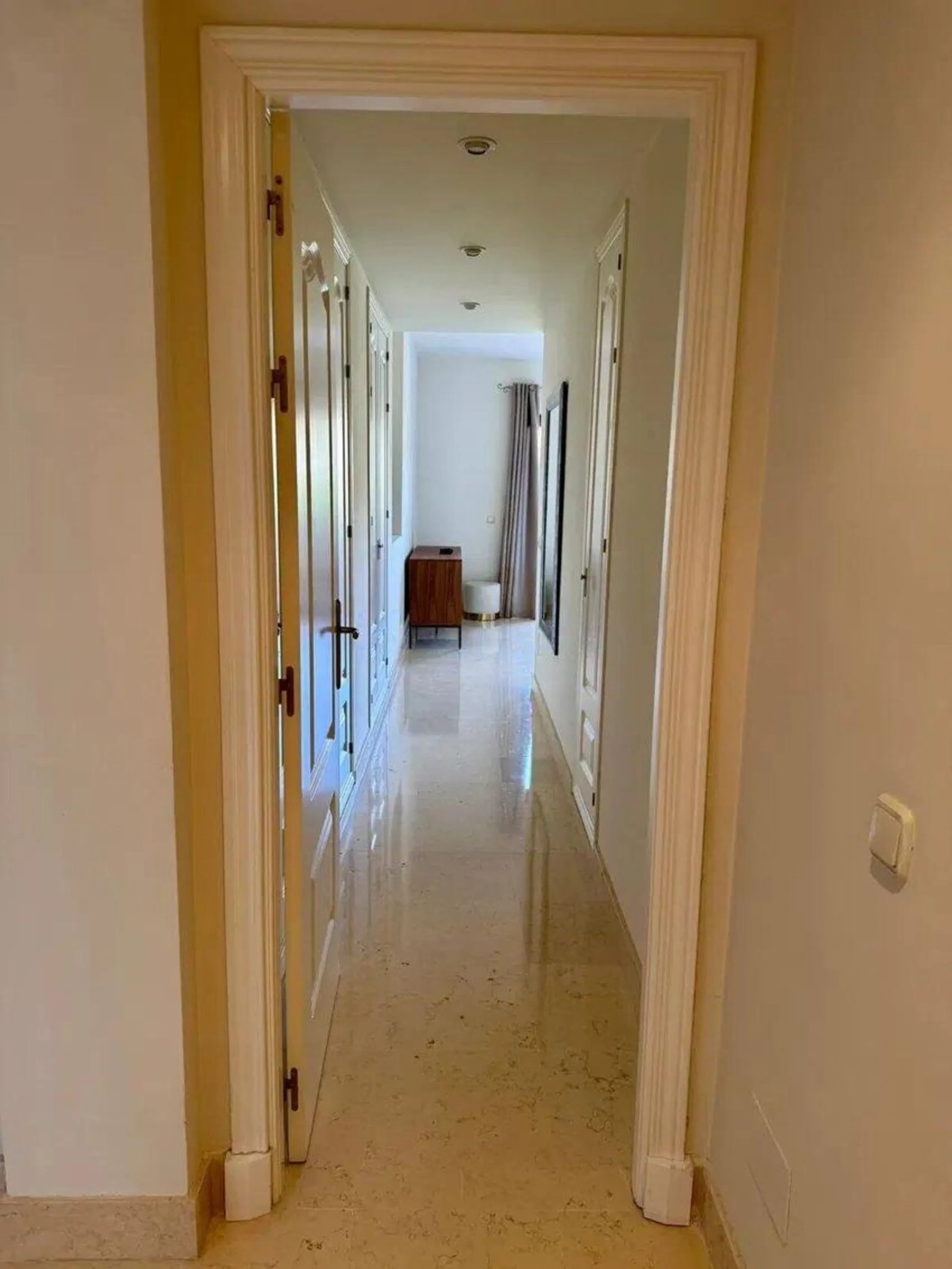 Discover this sophisticated 3-bedroom, 2-bathroom apartment, located in an exclusive development with 24-hour security. The property has been carefully refurbished, highlighting a contemporary design kitchen fully integrated in a large open concept living
