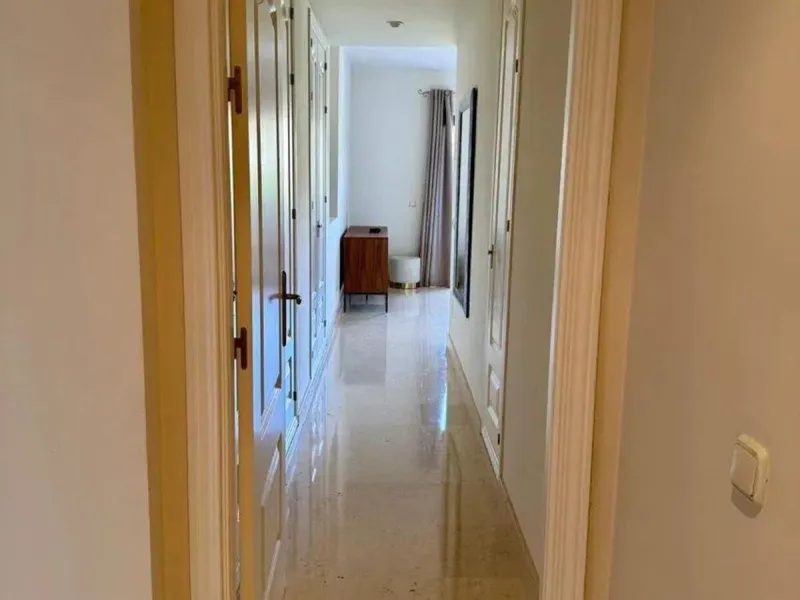 Discover this sophisticated 3-bedroom, 2-bathroom apartment, located in an exclusive development with 24-hour security. The property has been carefully refurbished, highlighting a contemporary design kitchen fully integrated in a large open concept living