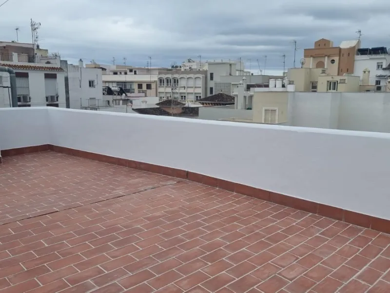 Great property in the centre of Estepona very close to the beach, town hall and shopping area. very convenient to walk to all places