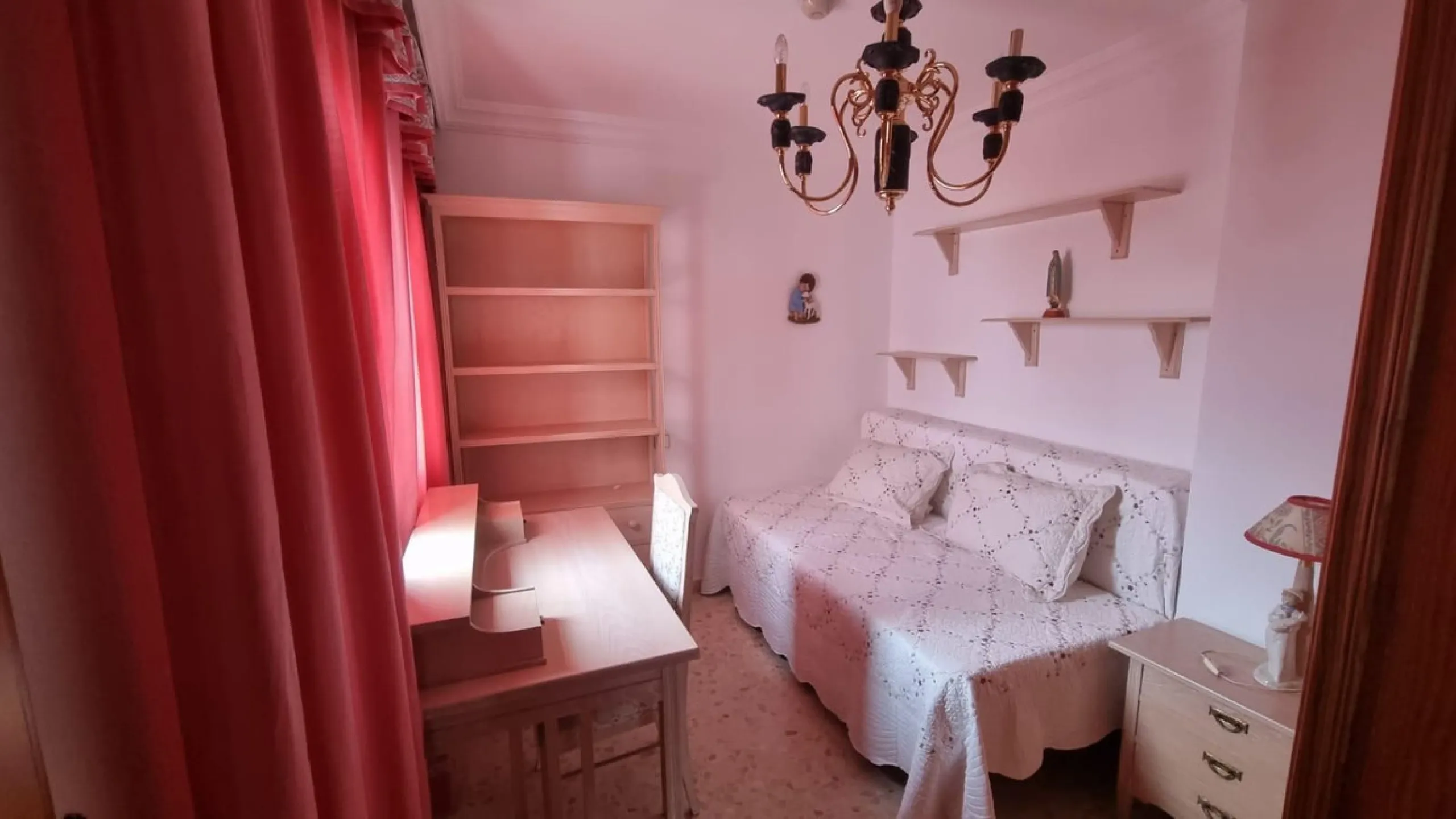 Great property in the centre of Estepona very close to the beach, town hall and shopping area. very convenient to walk to all places