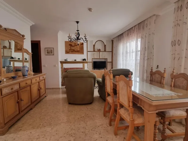 Great property in the centre of Estepona very close to the beach, town hall and shopping area. very convenient to walk to all places