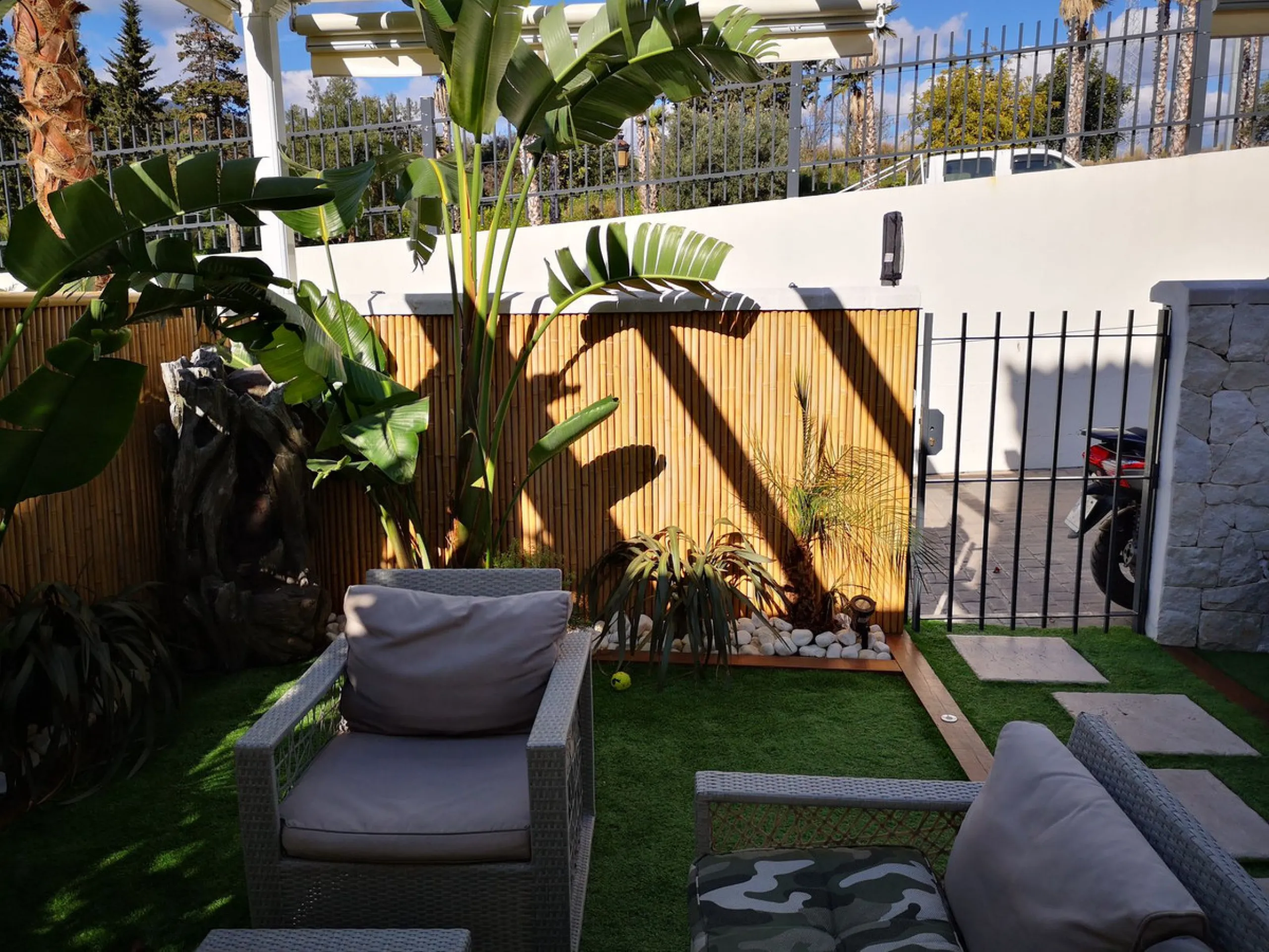 House - Semi-Detached House в продаже в Estepona, Málaga. В доме 4 спален и 3 ванных комнат. Площадь дома 181 м²