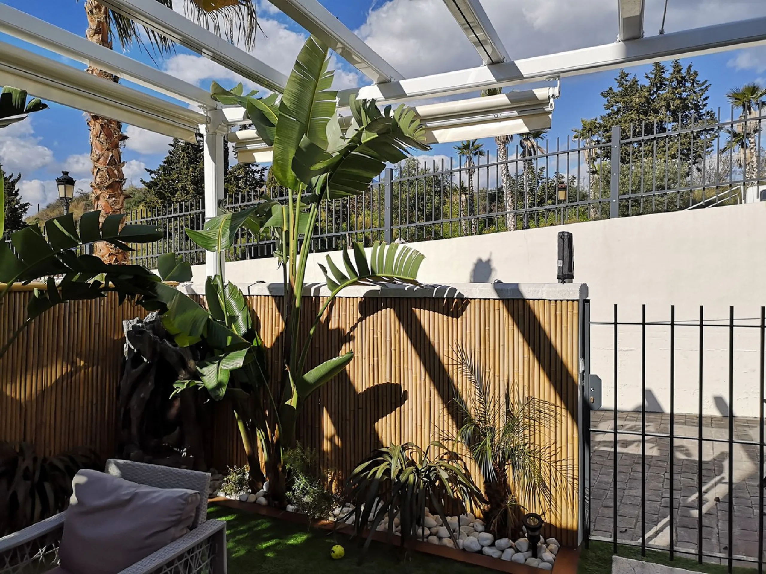 House - Semi-Detached House в продаже в Estepona, Málaga. В доме 4 спален и 3 ванных комнат. Площадь дома 181 м²