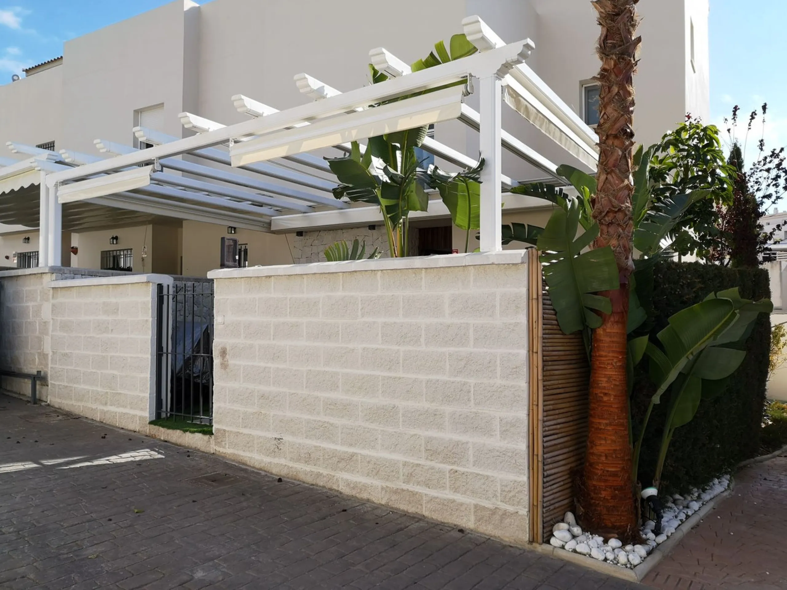 House - Semi-Detached House в продаже в Estepona, Málaga. В доме 4 спален и 3 ванных комнат. Площадь дома 181 м²