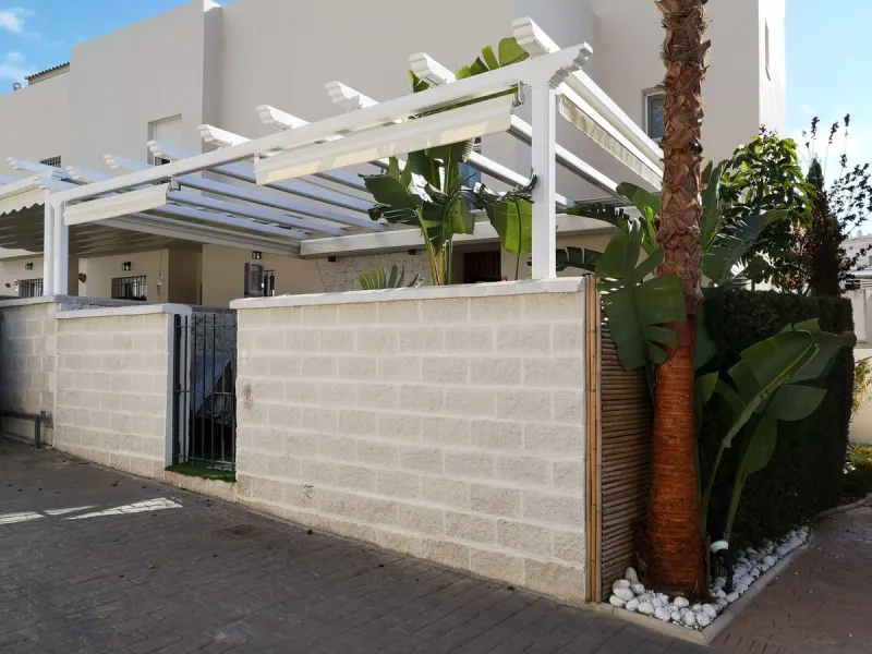 House - Semi-Detached House в продаже в Estepona, Málaga. В доме 4 спален и 3 ванных комнат. Площадь дома 181 м²