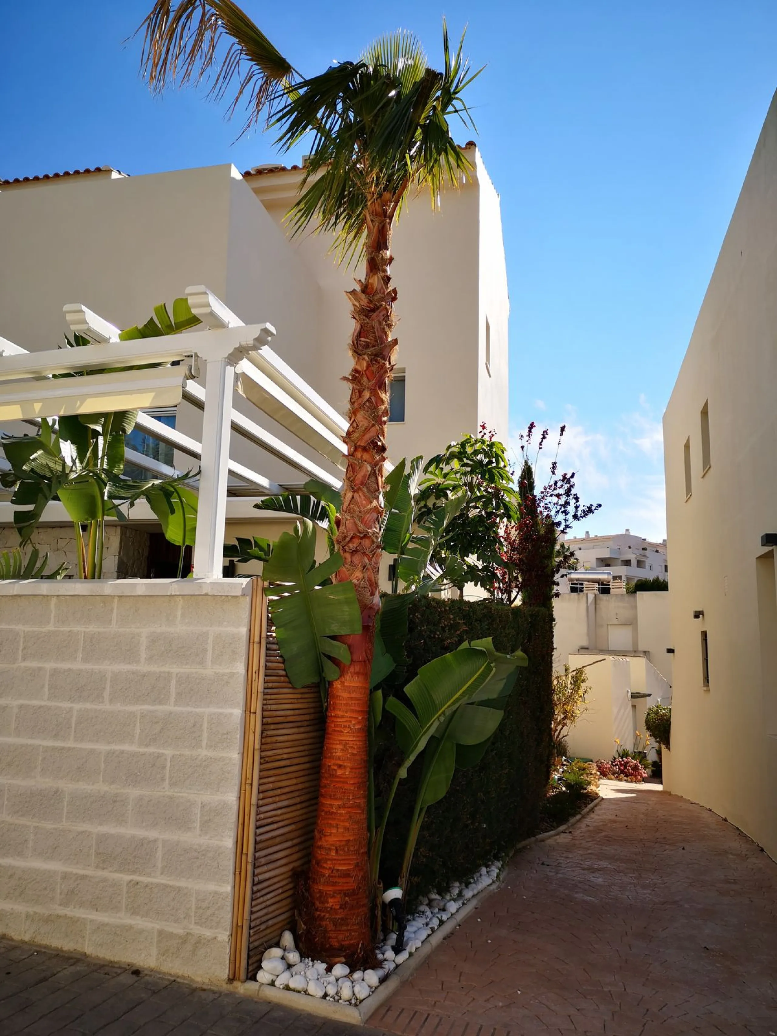House - Semi-Detached House в продаже в Estepona, Málaga. В доме 4 спален и 3 ванных комнат. Площадь дома 181 м²