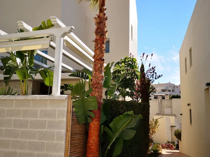 House - Semi-Detached House в продаже в Estepona, Málaga. В доме 4 спален и 3 ванных комнат. Площадь дома 181 м²