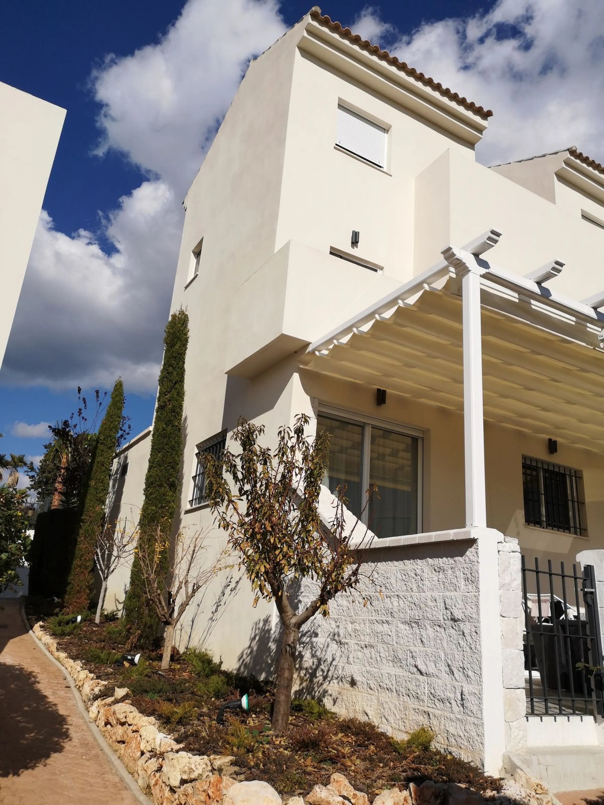 House - Semi-Detached House в продаже в Estepona, Málaga. В доме 4 спален и 3 ванных комнат. Площадь дома 181 м²