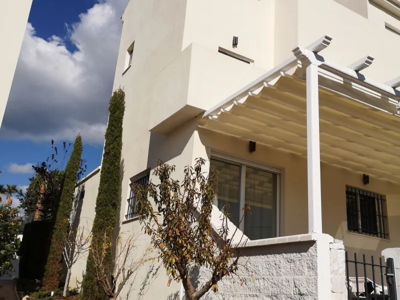 House - Semi-Detached House в продаже в Estepona, Málaga. В доме 4 спален и 3 ванных комнат. Площадь дома 181 м²