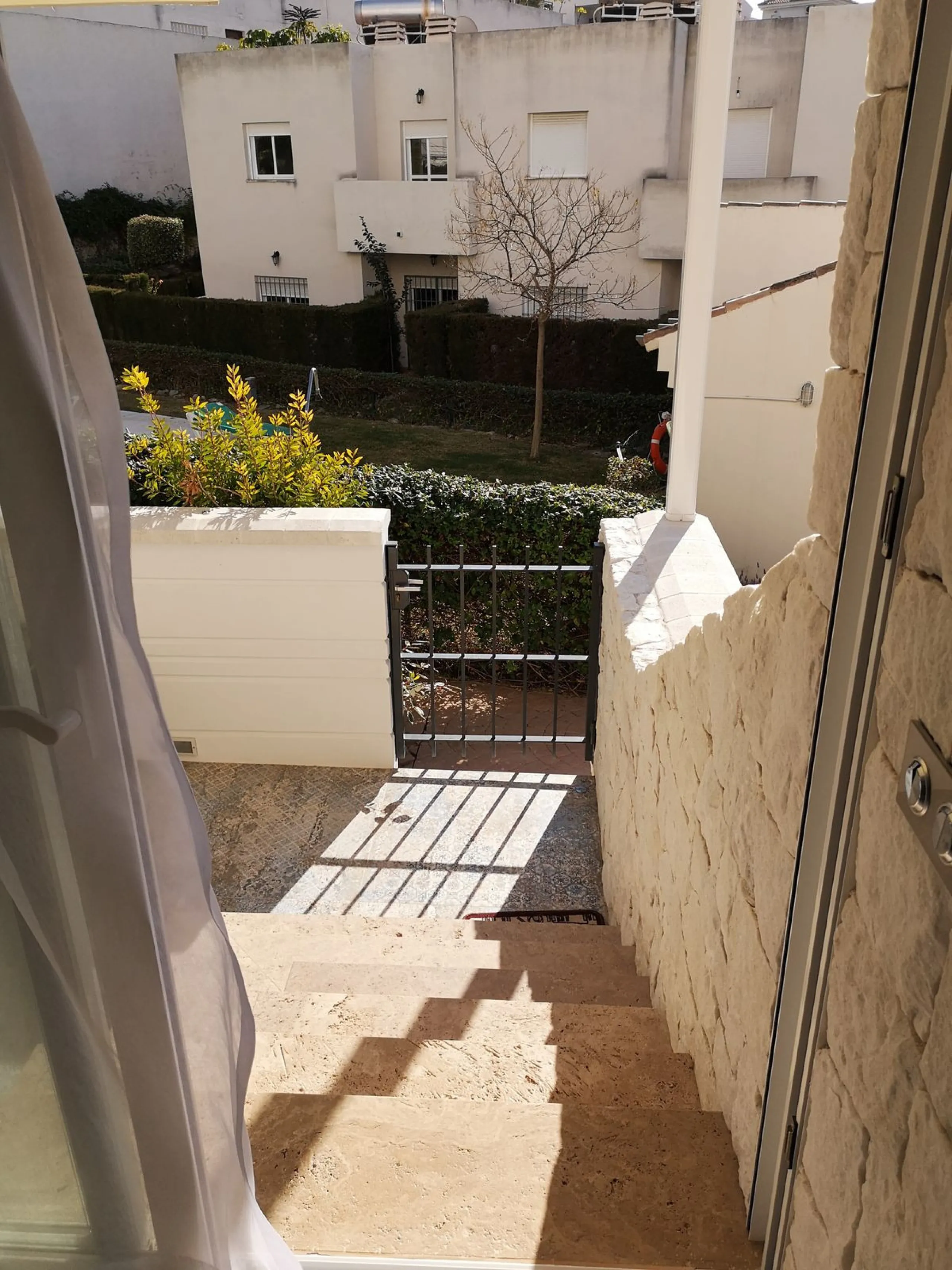 House - Semi-Detached House в продаже в Estepona, Málaga. В доме 4 спален и 3 ванных комнат. Площадь дома 181 м²